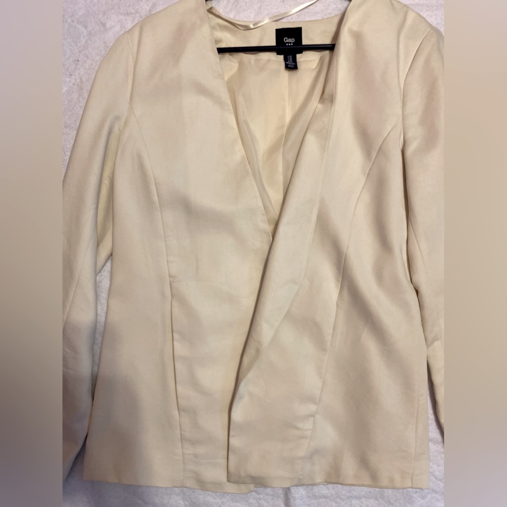 Gap blazer. Size 10. Beige/off white in color. Like new condition. Pockets!